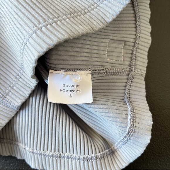 Vuori Ribbed Cropped V Neck Strappy Tank Top Built in Shelf Bra Gray Blue Size S - Picture 6 of 8